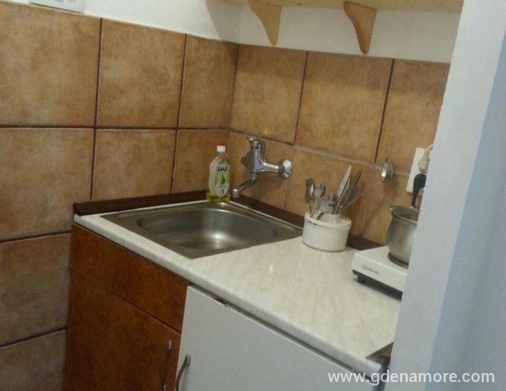 kuhinja u trokrevetnom apartmanu